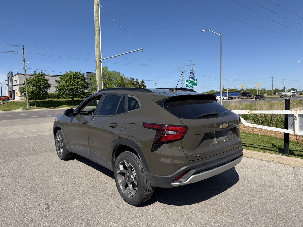 2024 Chevrolet Trax LT   CLEAN CARFAX   ONE OWNER   APPLE CARPLAY Photo2