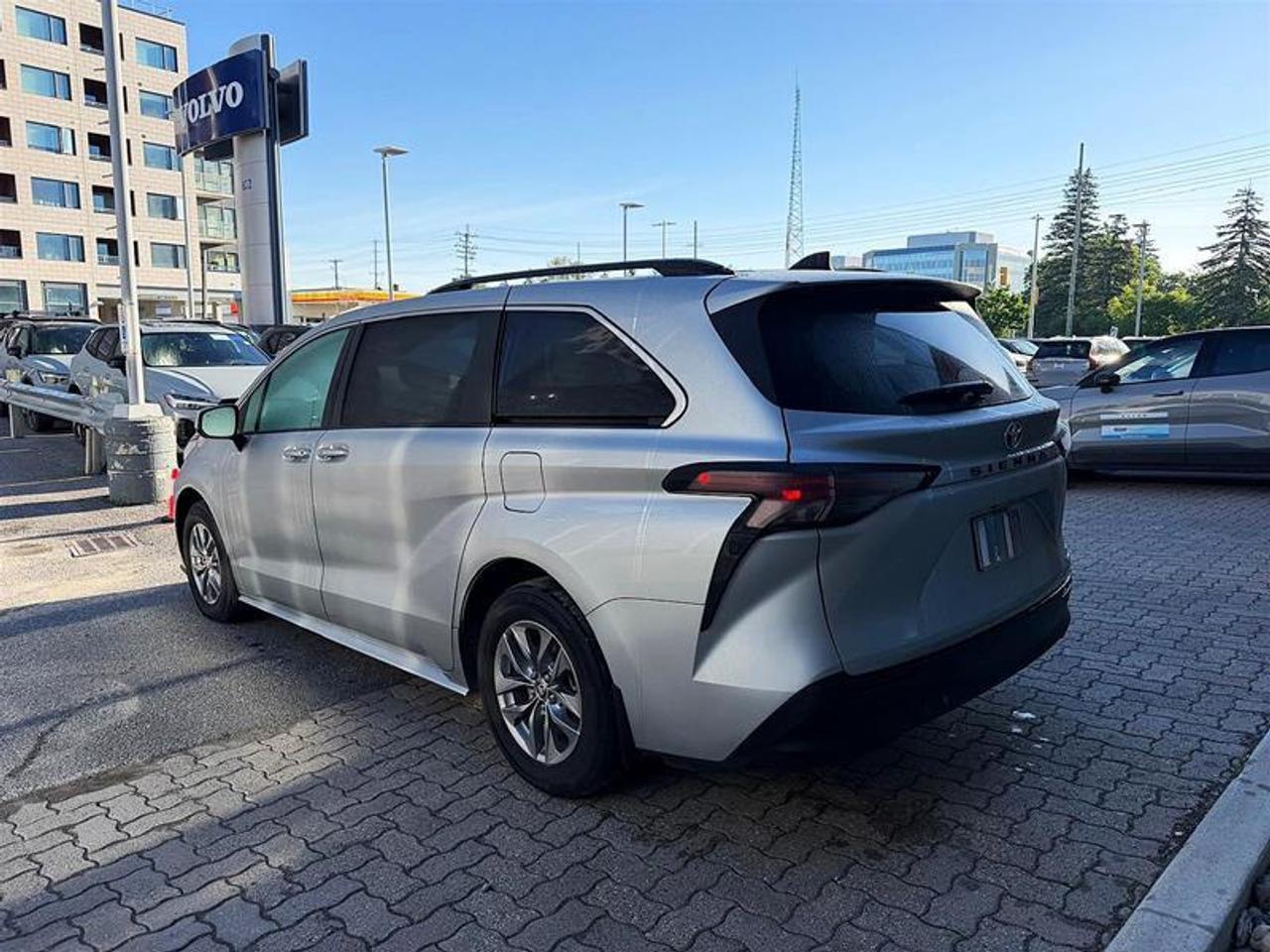 2024 Toyota Sienna XLE 8-Pass   Hybrid   Clean   1 Owner Photo