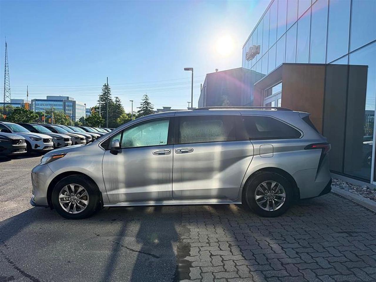 2024 Toyota Sienna XLE 8-Pass   Hybrid   Clean   1 Owner Photo4