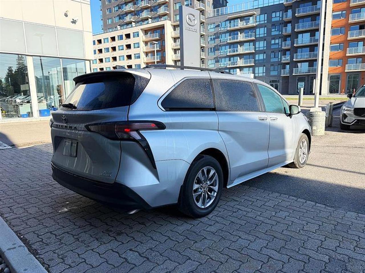2024 Toyota Sienna XLE 8-Pass   Hybrid   Clean   1 Owner Photo