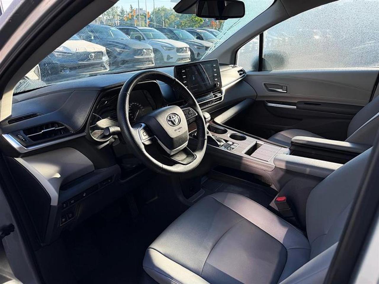 2024 Toyota Sienna XLE 8-Pass   Hybrid   Clean   1 Owner Photo