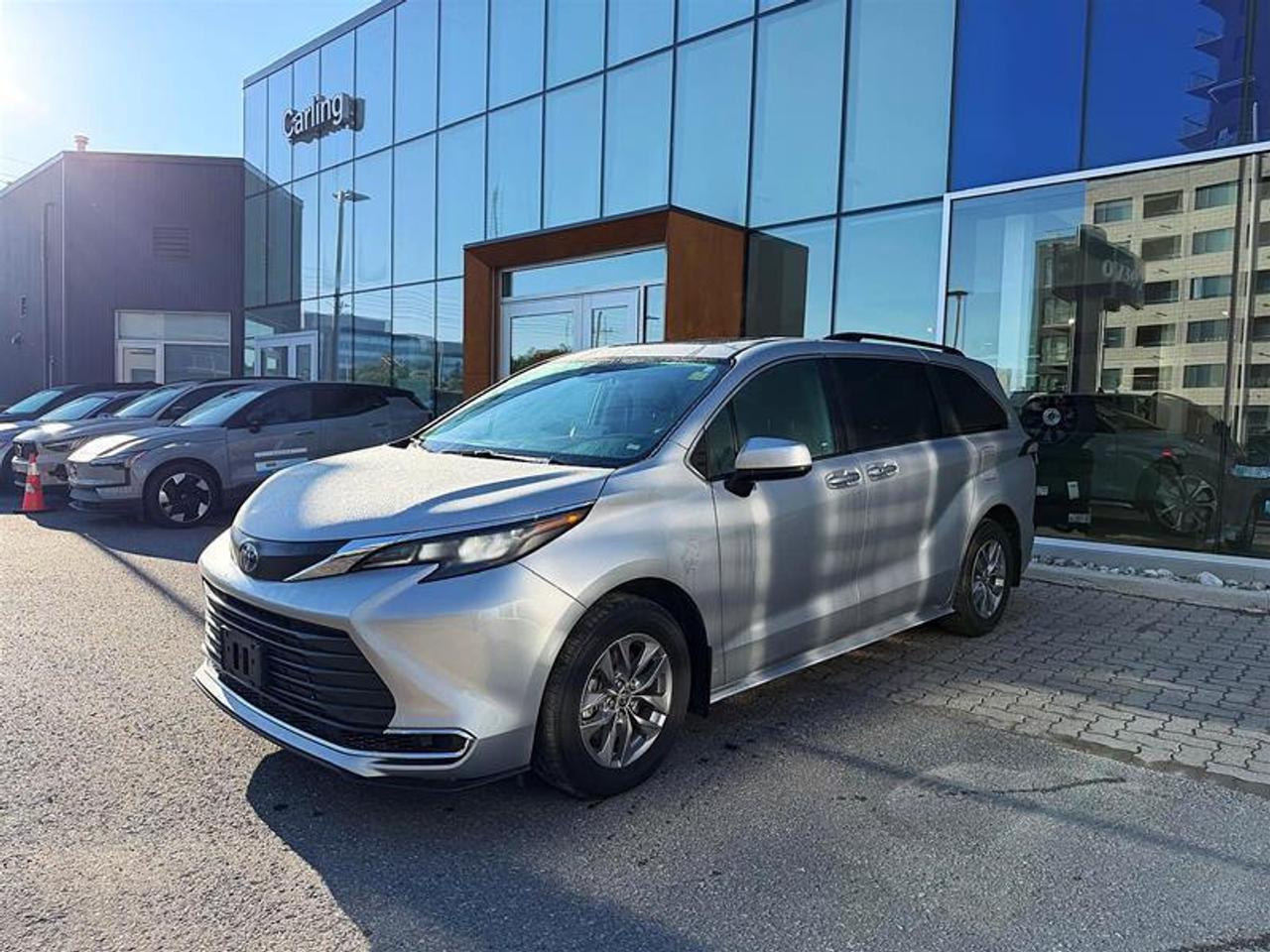 2024 Toyota Sienna XLE 8-Pass   Hybrid   Clean   1 Owner Photo