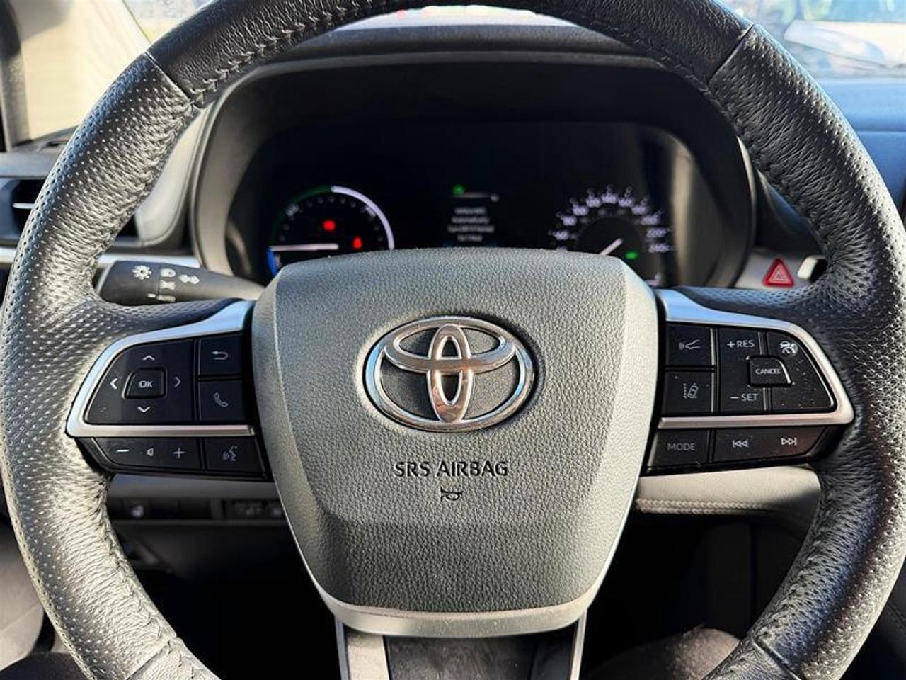 2024 Toyota Sienna XLE 8-Pass   Hybrid   Clean   1 Owner Photo