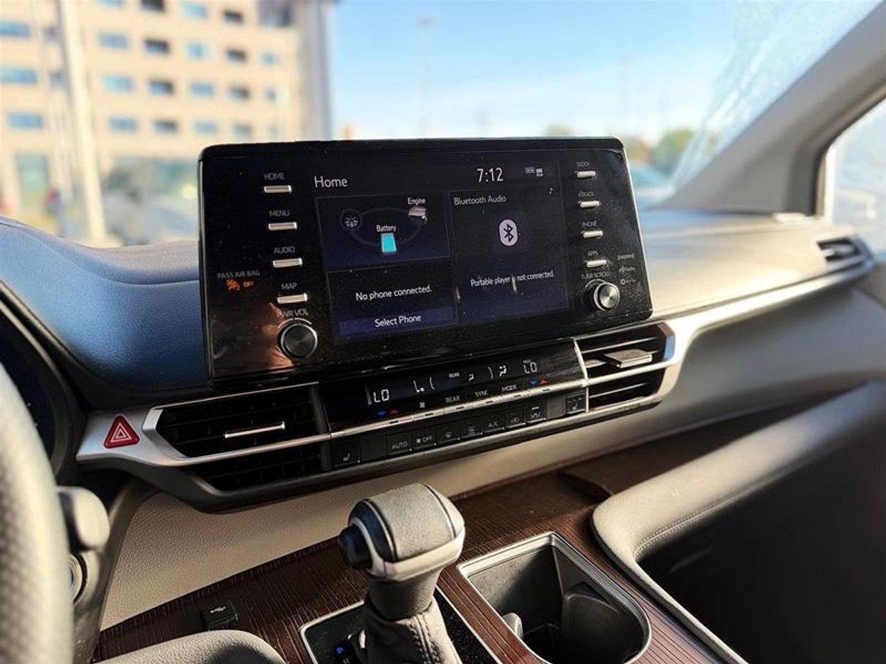 2024 Toyota Sienna XLE 8-Pass   Hybrid   Clean   1 Owner Photo