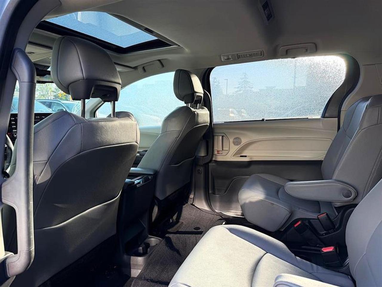 2024 Toyota Sienna XLE 8-Pass   Hybrid   Clean   1 Owner Photo