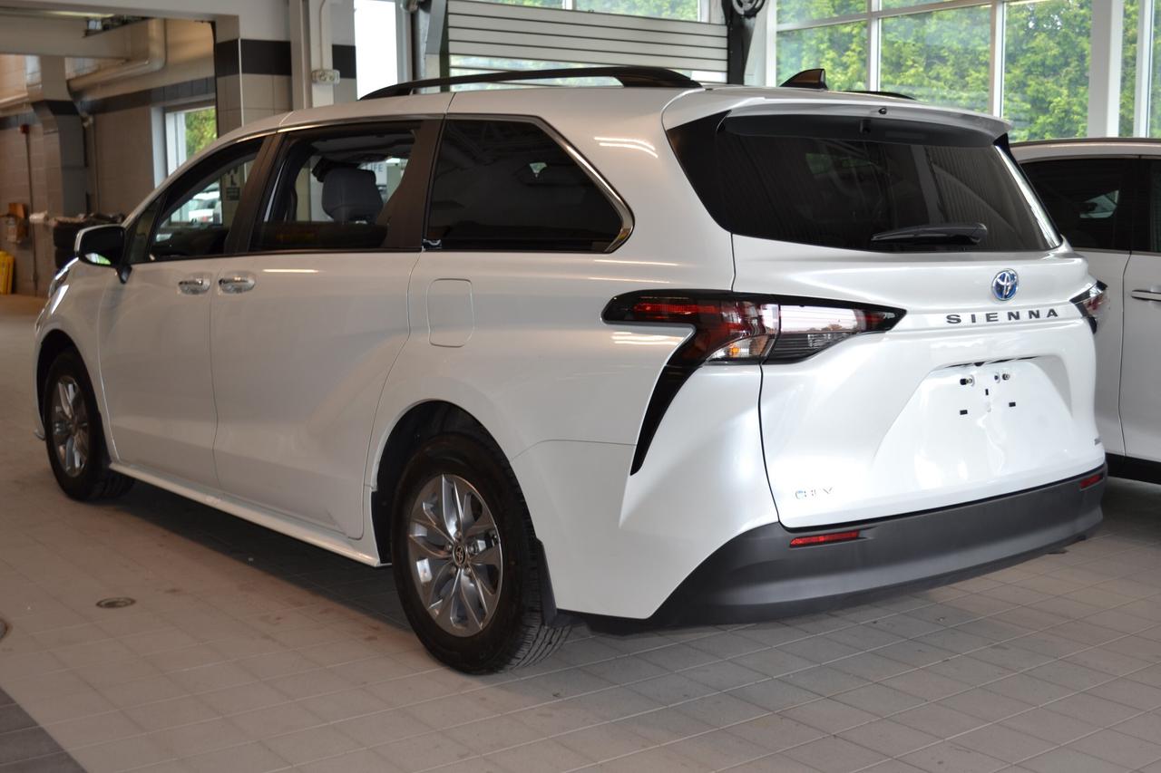 2025 Toyota Sienna XLE 8-Passenger Photo