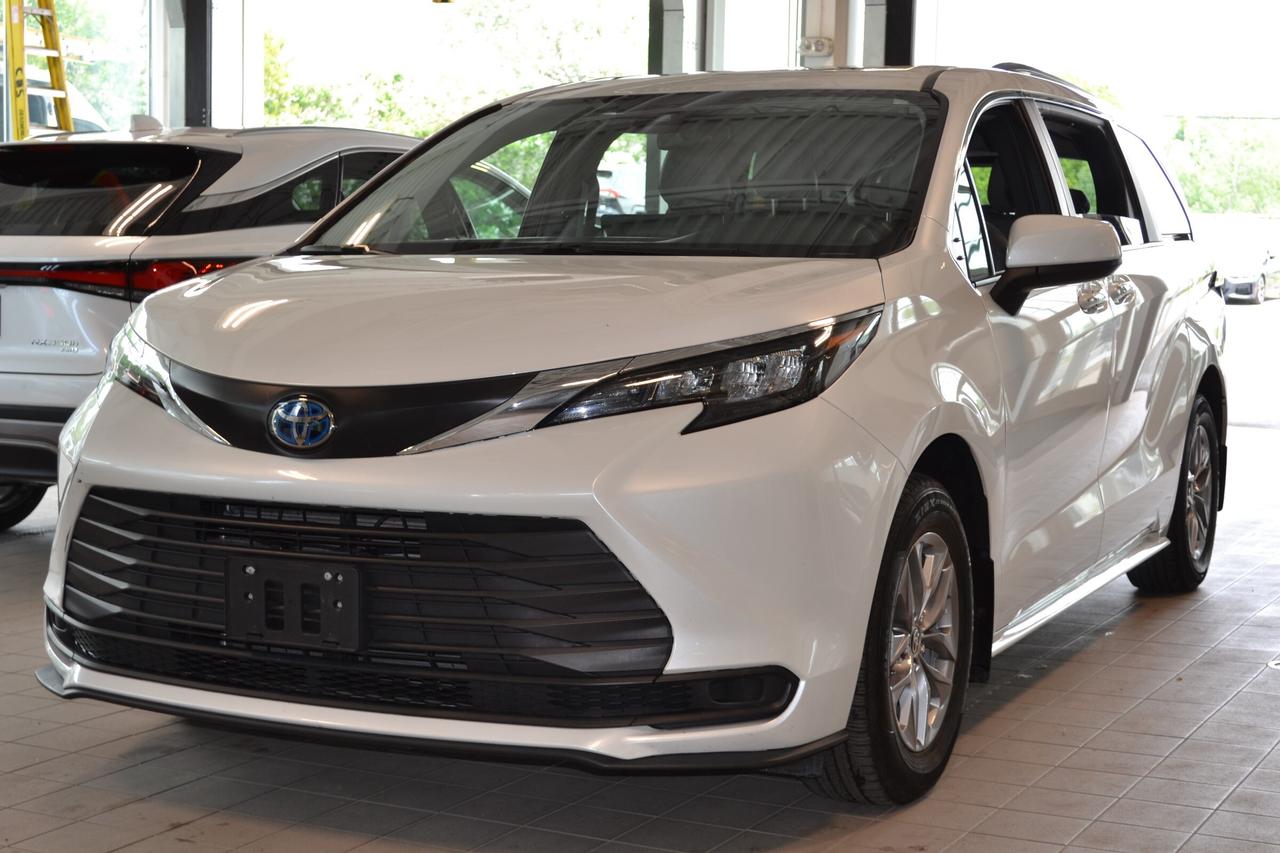 2025 Toyota Sienna XLE 8-Passenger Photo