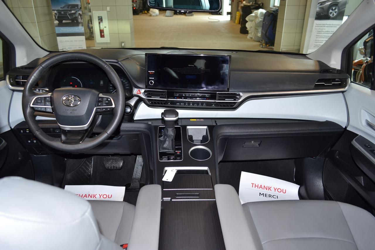2025 Toyota Sienna XLE 8-Passenger Photo