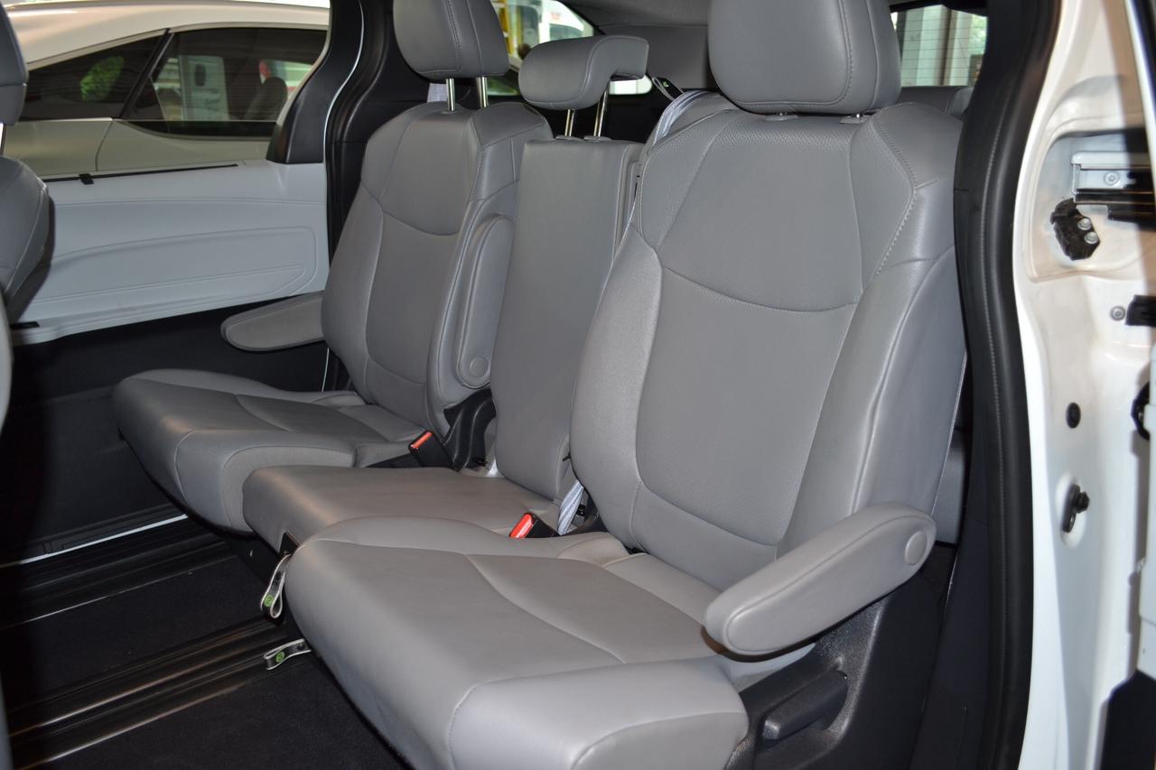 2025 Toyota Sienna XLE 8-Passenger Photo