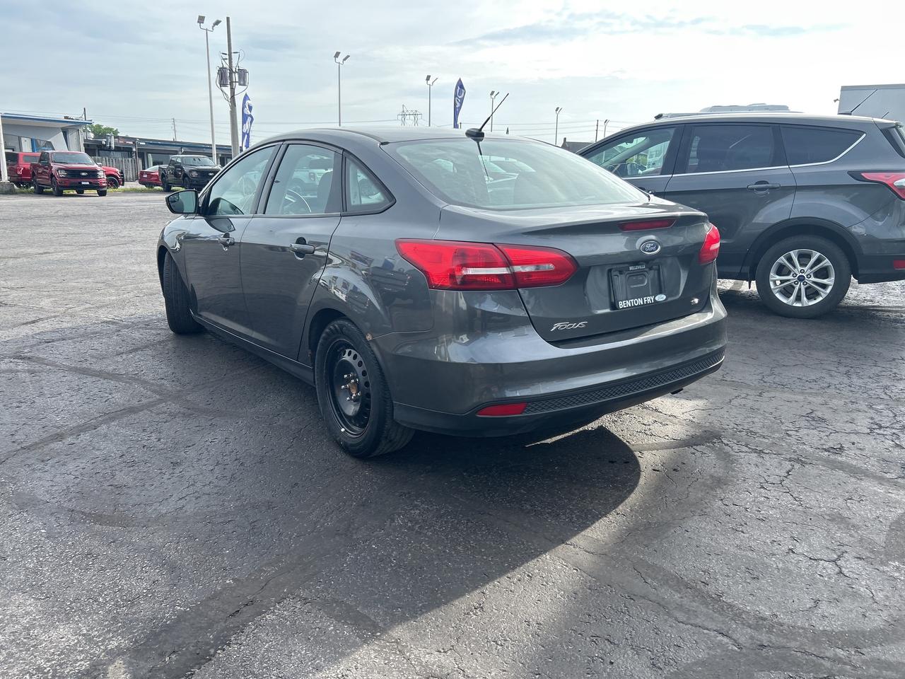 2017 Ford Focus SE 2.0L HEATED SEATS LOW KMS ONLY 110,500KM! Photo2