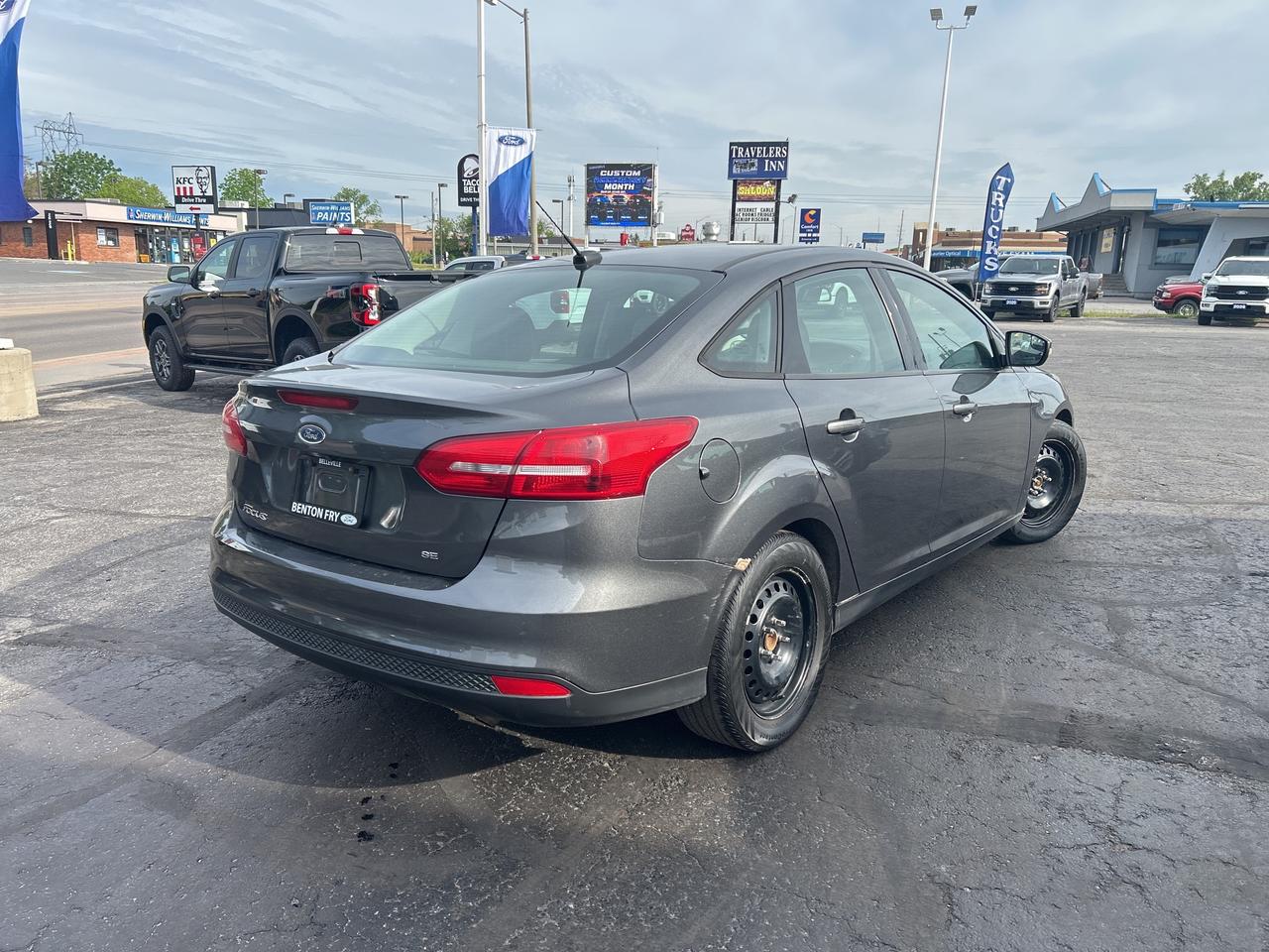 2017 Ford Focus SE 2.0L HEATED SEATS LOW KMS ONLY 110,500KM! Photo
