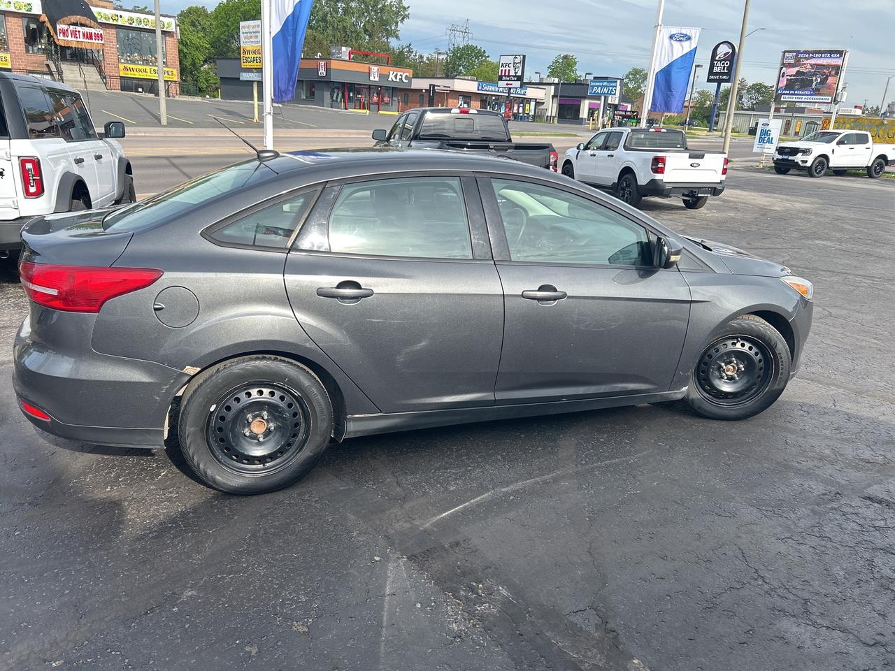 2017 Ford Focus SE 2.0L HEATED SEATS LOW KMS ONLY 110,500KM! Photo