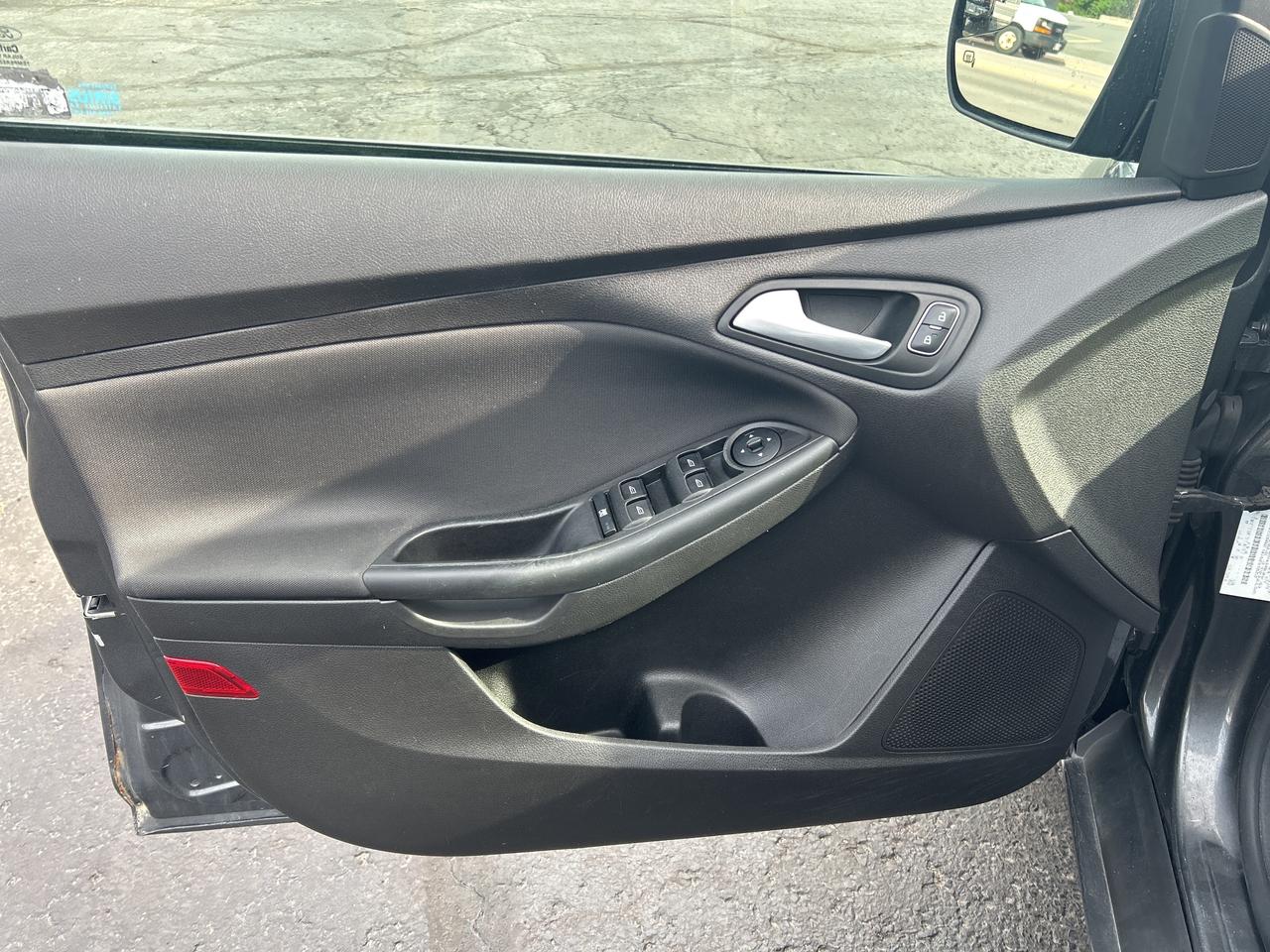 2017 Ford Focus SE 2.0L HEATED SEATS LOW KMS ONLY 110,500KM! Photo