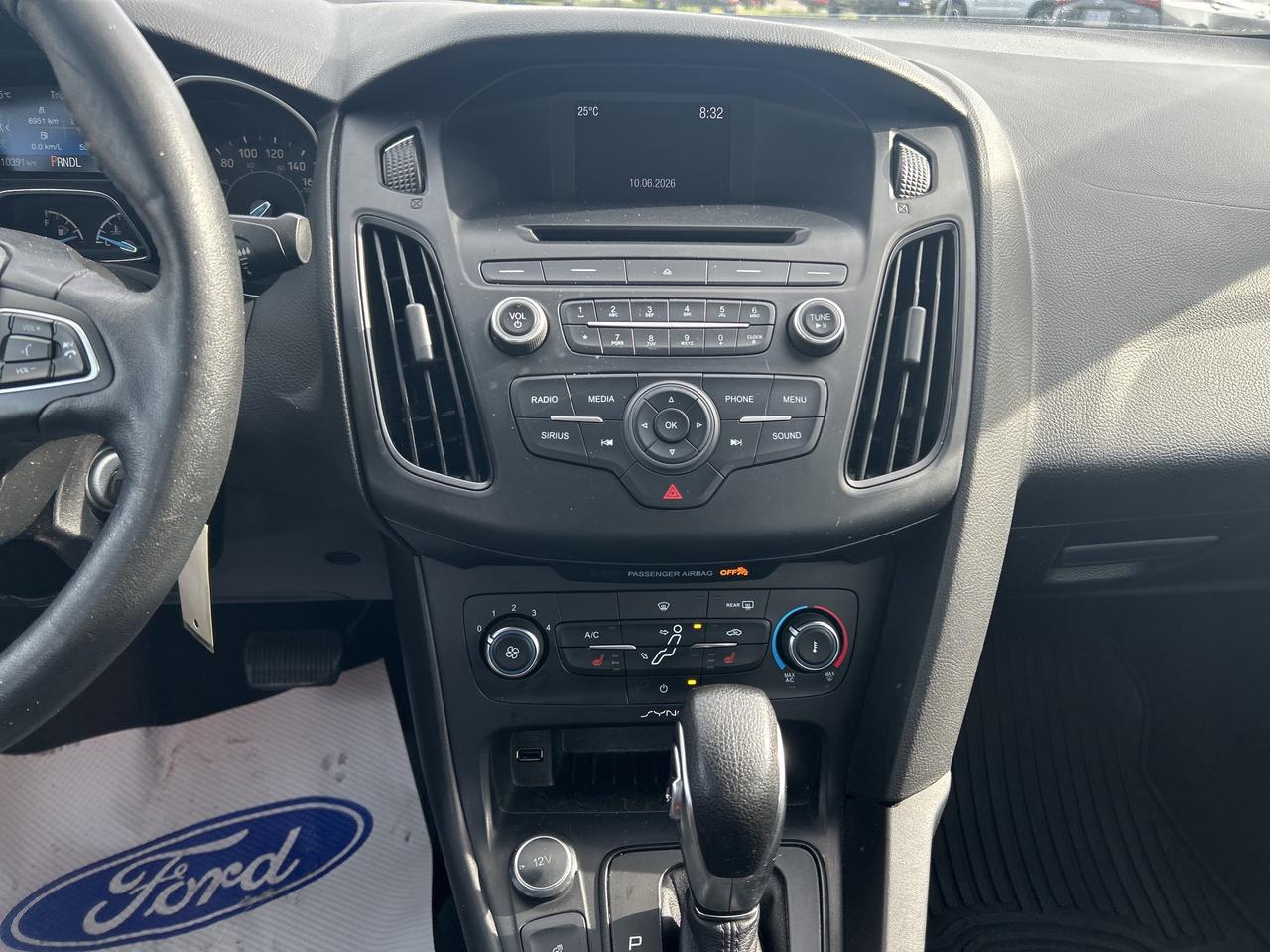 2017 Ford Focus SE 2.0L HEATED SEATS LOW KMS ONLY 110,500KM! Photo