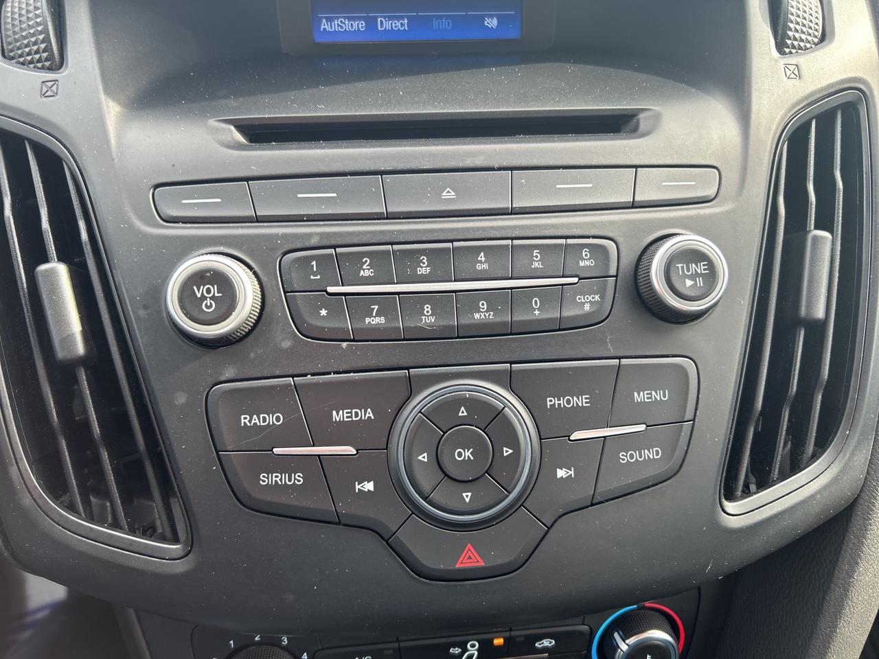2017 Ford Focus SE 2.0L HEATED SEATS LOW KMS ONLY 110,500KM! Photo