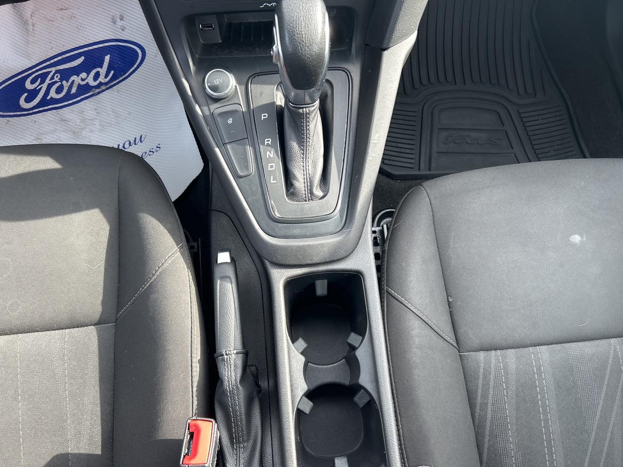 2017 Ford Focus SE 2.0L HEATED SEATS LOW KMS ONLY 110,500KM! Photo