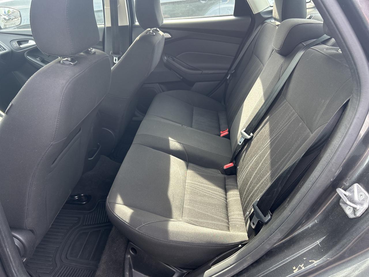 2017 Ford Focus SE 2.0L HEATED SEATS LOW KMS ONLY 110,500KM! Photo