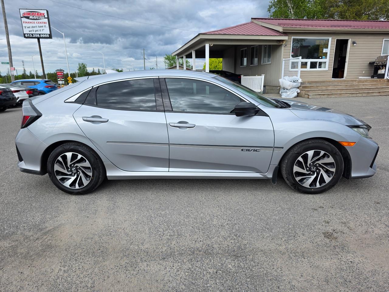 2017 Honda Civic LX (CVT) 4dr Hatchback Photo