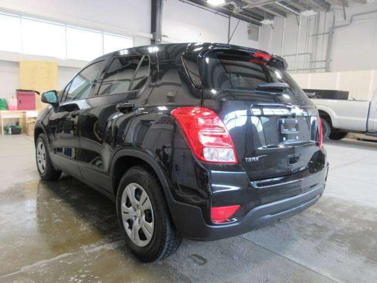 2018 Chevrolet Trax LS FWD, 6-SPEED MANUAL! CLEAN CARFAX, 160K! Photo