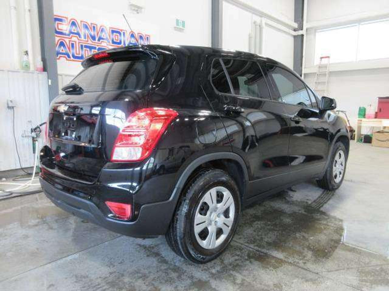 2018 Chevrolet Trax LS FWD, 6-SPEED MANUAL! CLEAN CARFAX, 160K! Photo
