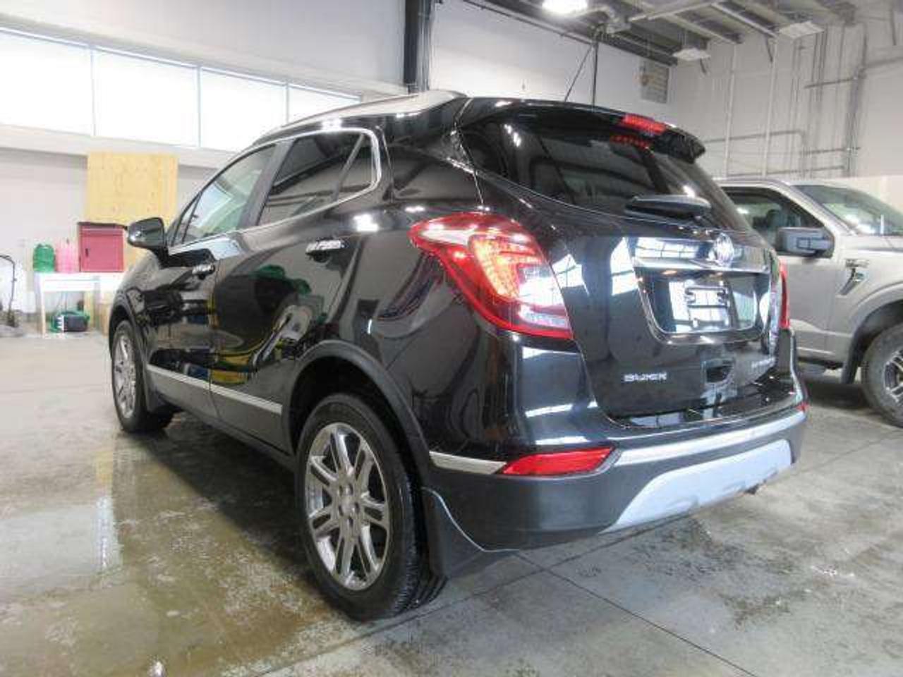 2018 Buick Encore GX ESSENCE AWD, NAV, ROOF, LEATHER, JUST 43K! Photo