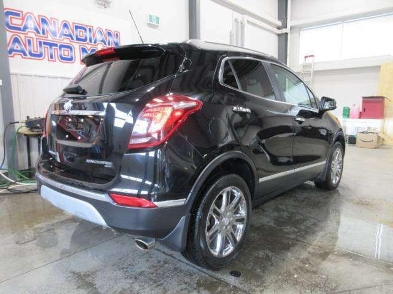 2018 Buick Encore GX ESSENCE AWD, NAV, ROOF, LEATHER, JUST 43K! Photo