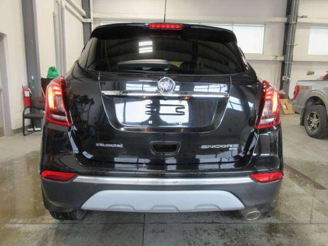 2018 Buick Encore GX ESSENCE AWD, NAV, ROOF, LEATHER, JUST 43K! Photo