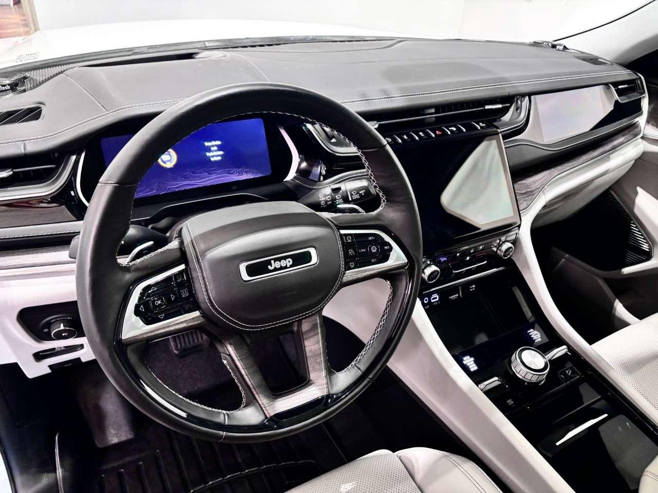 2023 Jeep Grand Cherokee OVERLAND 4X4 Photo
