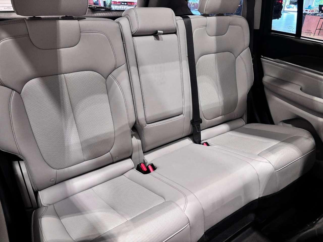2023 Jeep Grand Cherokee OVERLAND 4X4 Photo