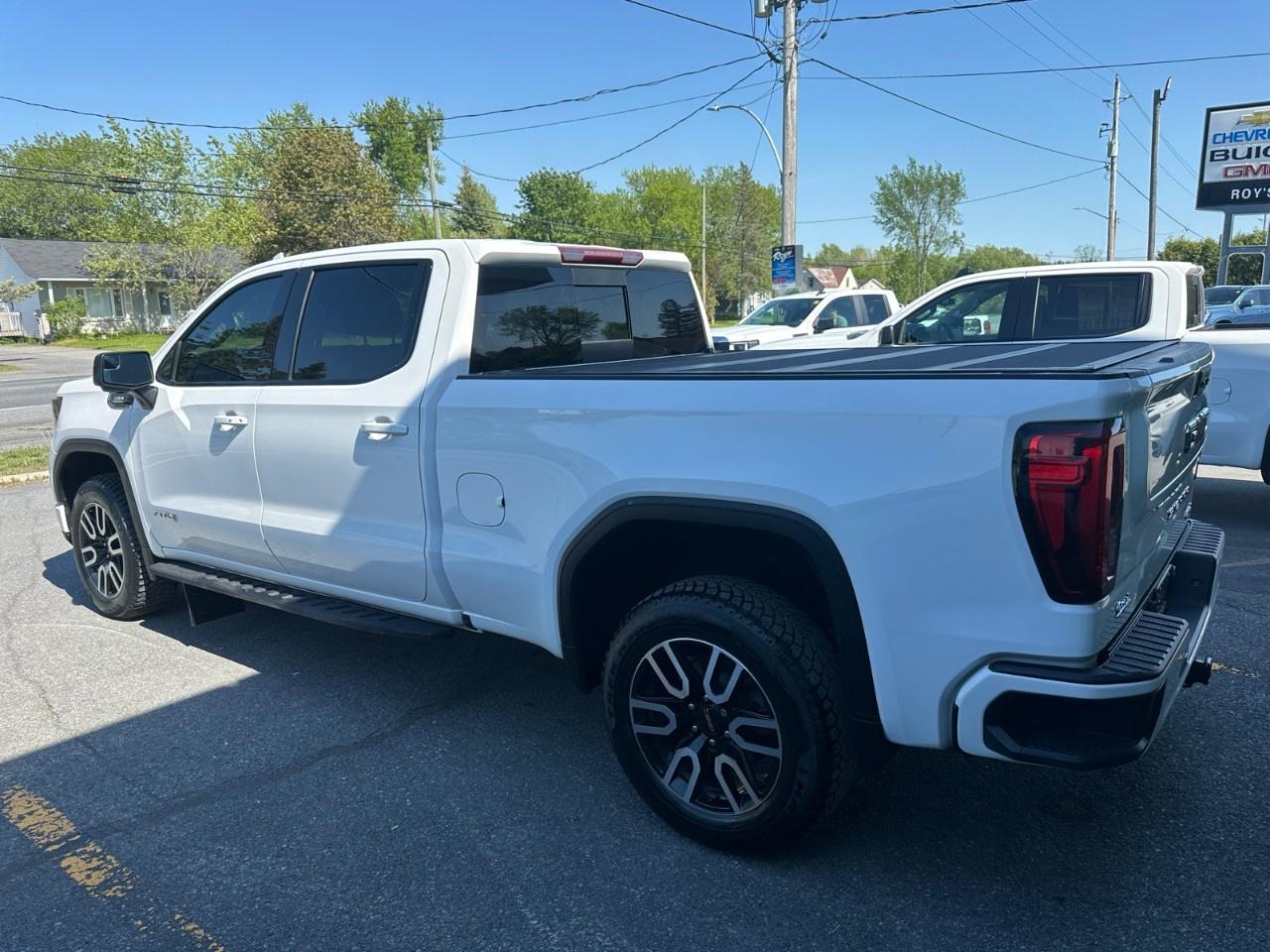 2022 GMC Sierra 1500 Crew Cab Standard Box 4-Wheel Drive AT4 Photo4