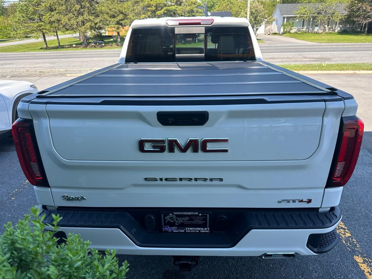2022 GMC Sierra 1500 Crew Cab Standard Box 4-Wheel Drive AT4 Photo3