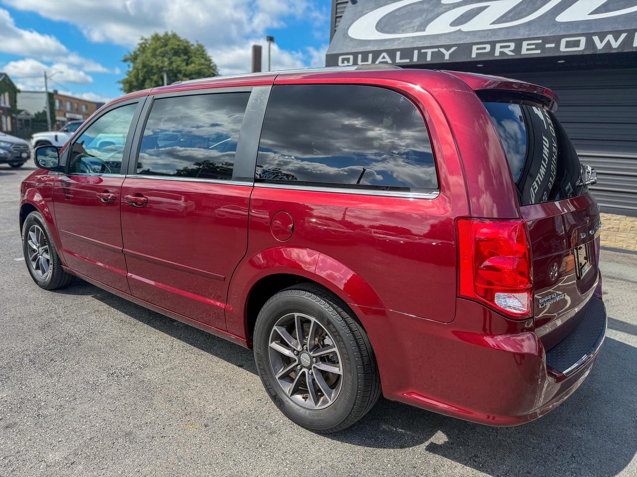 2017 Dodge Grand Caravan SXT Premium +/LEATHER/REMOTE/CAPTAIN CHAIRS/ECON Photo