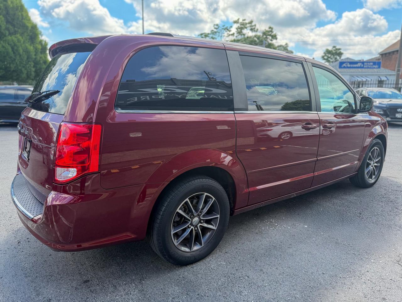 2017 Dodge Grand Caravan SXT Premium +/LEATHER/REMOTE/CAPTAIN CHAIRS/ECON Photo