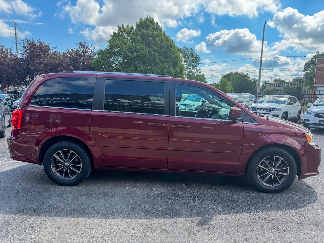 2017 Dodge Grand Caravan SXT Premium +/LEATHER/REMOTE/CAPTAIN CHAIRS/ECON Photo