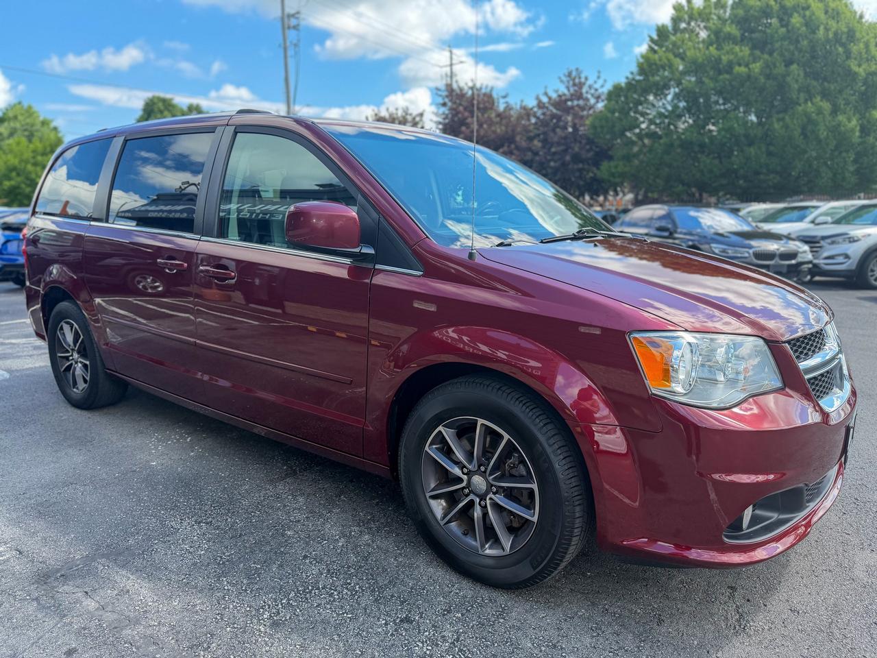 2017 Dodge Grand Caravan SXT Premium +/LEATHER/REMOTE/CAPTAIN CHAIRS/ECON Photo