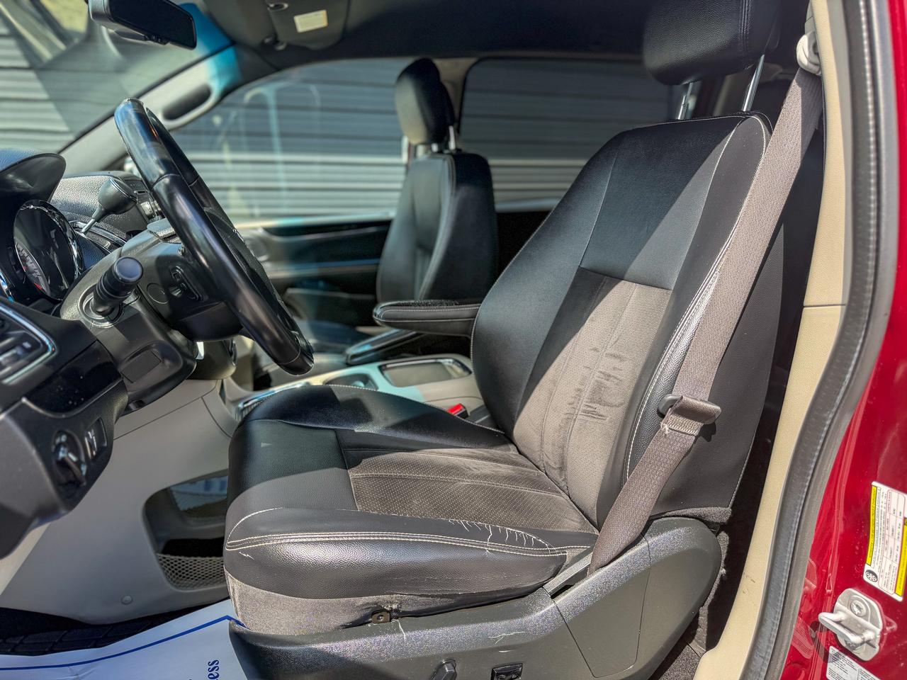 2017 Dodge Grand Caravan SXT Premium +/LEATHER/REMOTE/CAPTAIN CHAIRS/ECON Photo