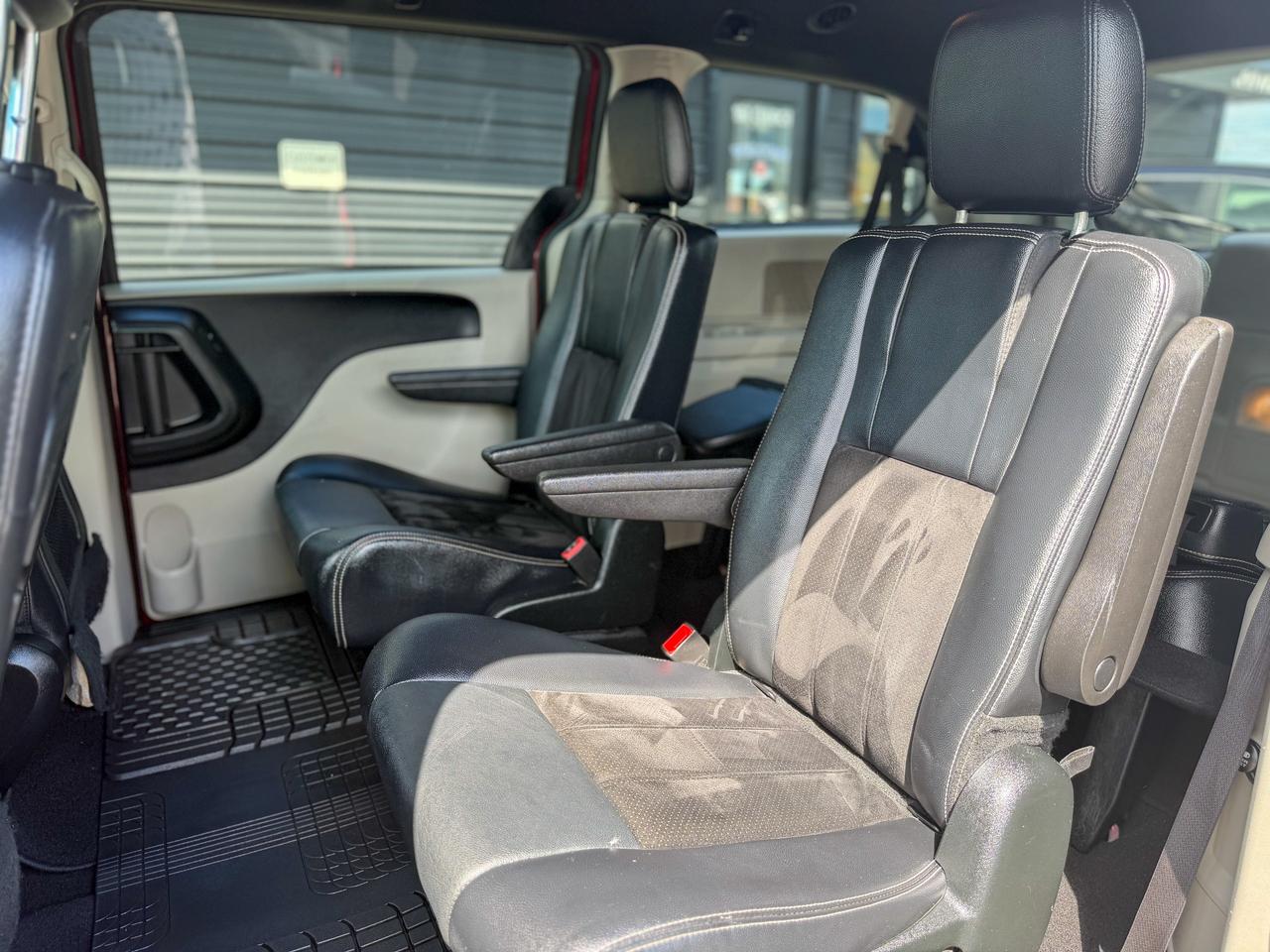 2017 Dodge Grand Caravan SXT Premium +/LEATHER/REMOTE/CAPTAIN CHAIRS/ECON Photo
