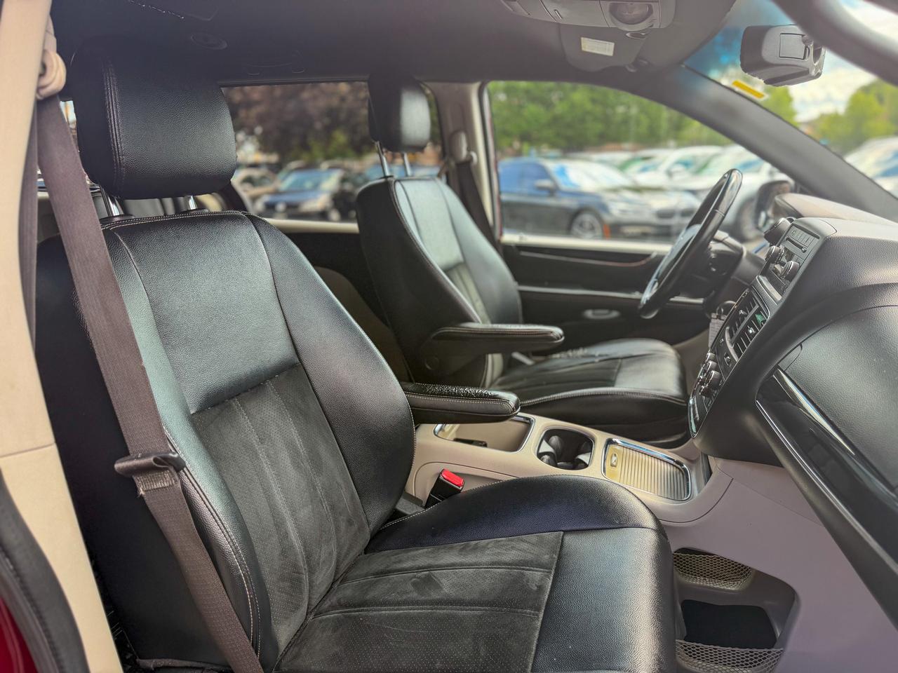 2017 Dodge Grand Caravan SXT Premium +/LEATHER/REMOTE/CAPTAIN CHAIRS/ECON Photo