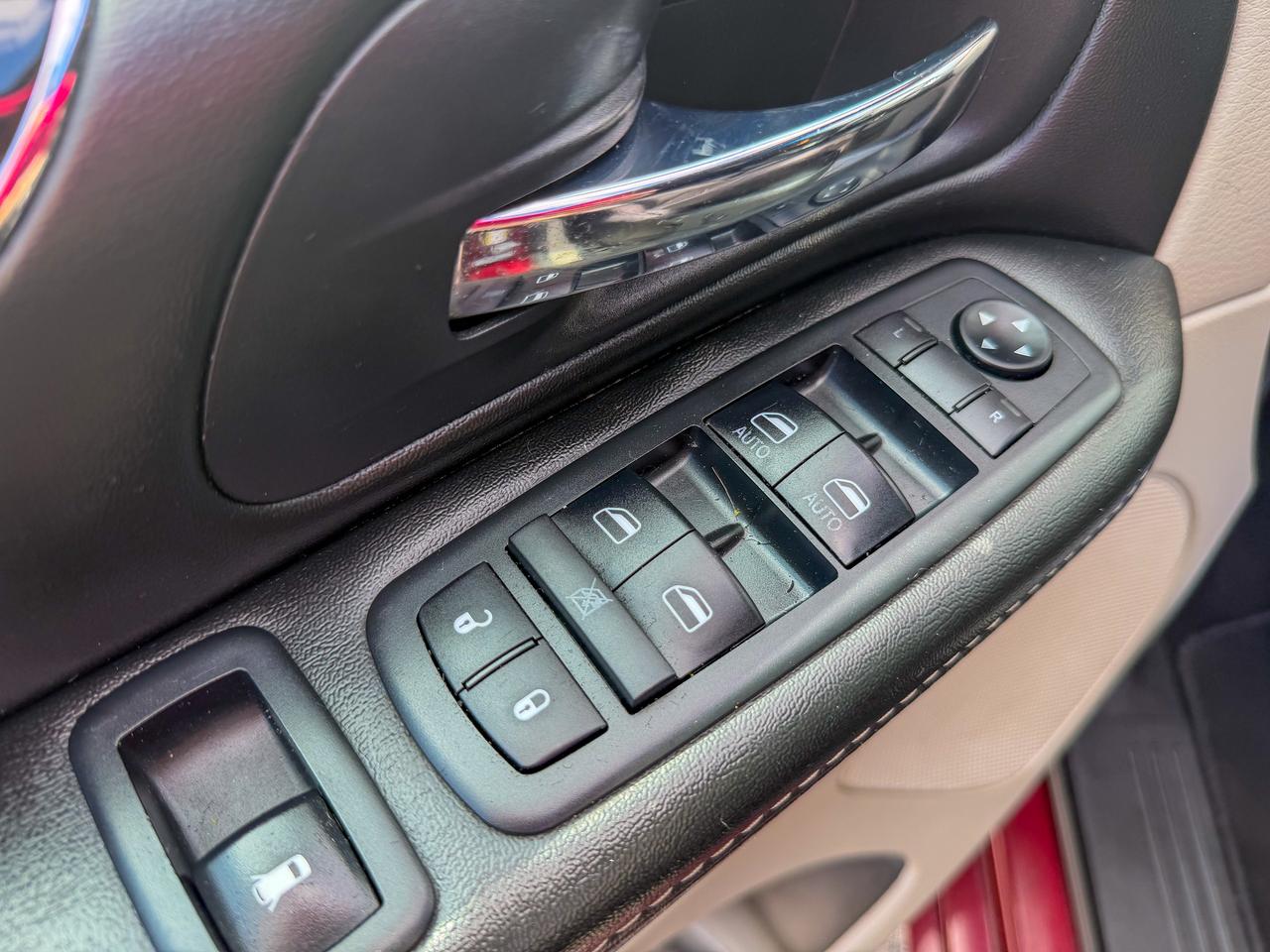 2017 Dodge Grand Caravan SXT Premium +/LEATHER/REMOTE/CAPTAIN CHAIRS/ECON Photo