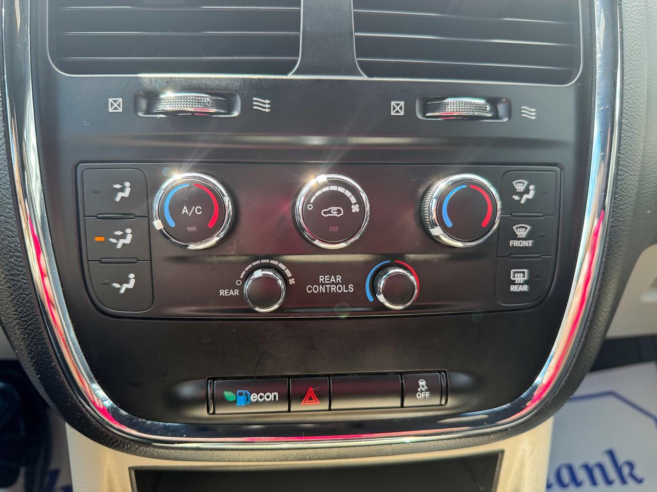 2017 Dodge Grand Caravan SXT Premium +/LEATHER/REMOTE/CAPTAIN CHAIRS/ECON Photo
