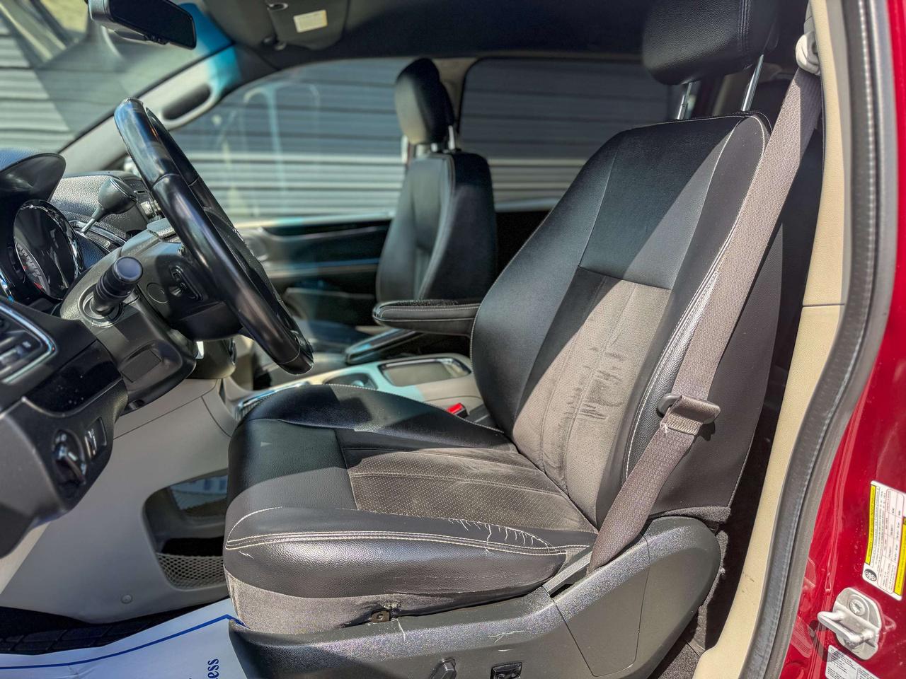 2017 Dodge Grand Caravan SXT Premium +/LEATHER/REMOTE/CAPTAIN CHAIRS/ECON Photo