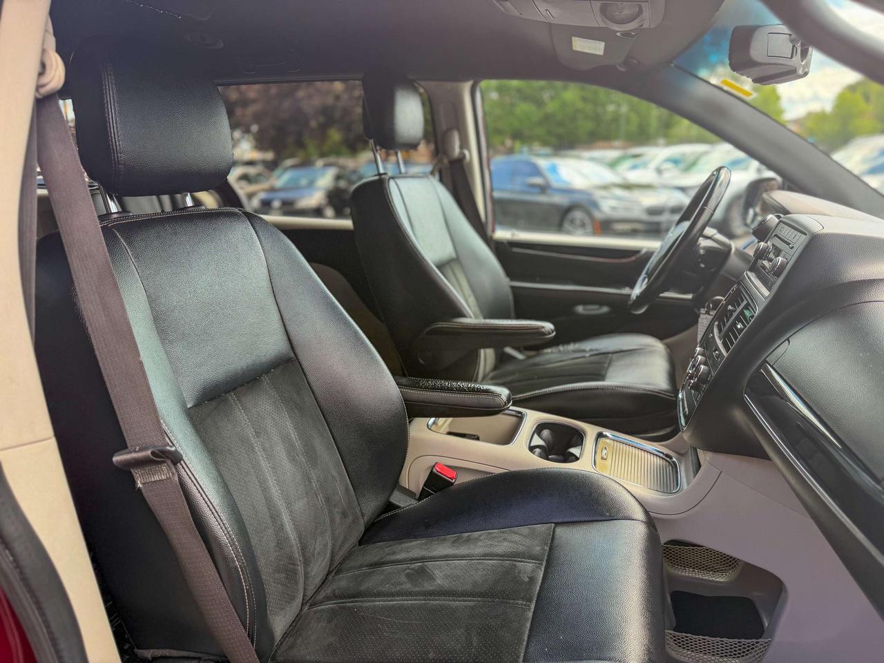 2017 Dodge Grand Caravan SXT Premium +/LEATHER/REMOTE/CAPTAIN CHAIRS/ECON Photo