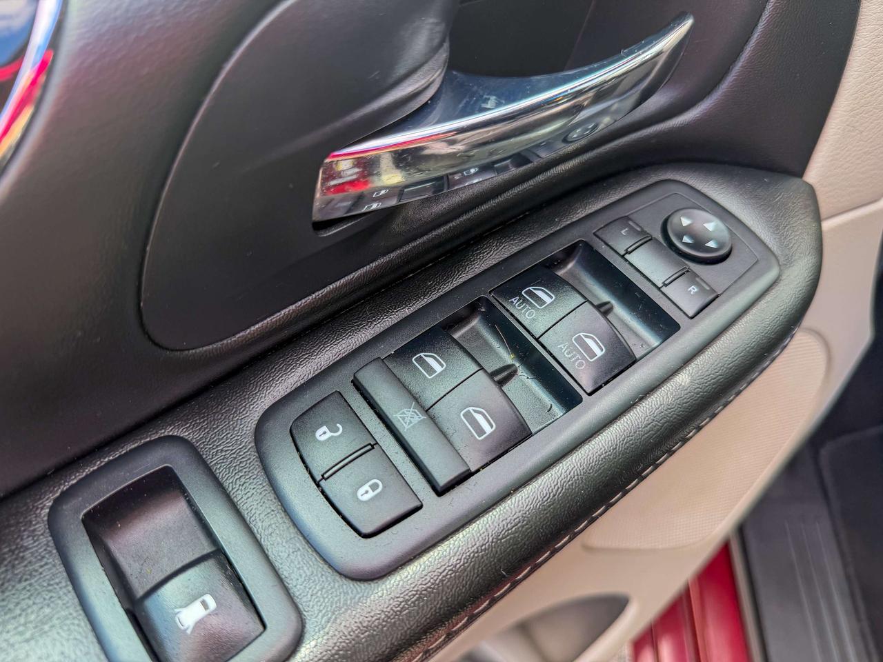 2017 Dodge Grand Caravan SXT Premium +/LEATHER/REMOTE/CAPTAIN CHAIRS/ECON Photo