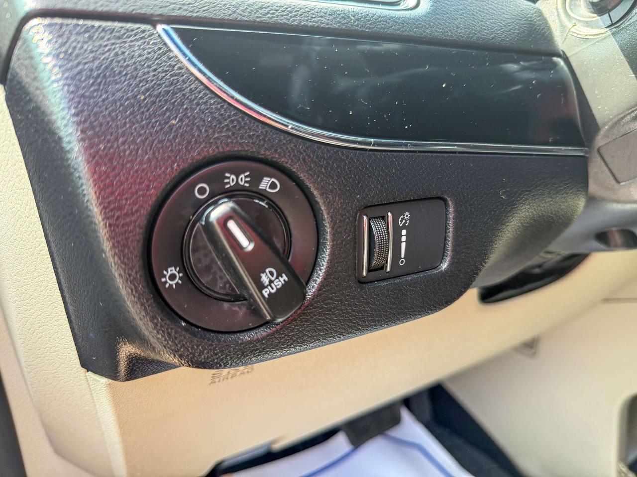 2017 Dodge Grand Caravan SXT Premium +/LEATHER/REMOTE/CAPTAIN CHAIRS/ECON Photo