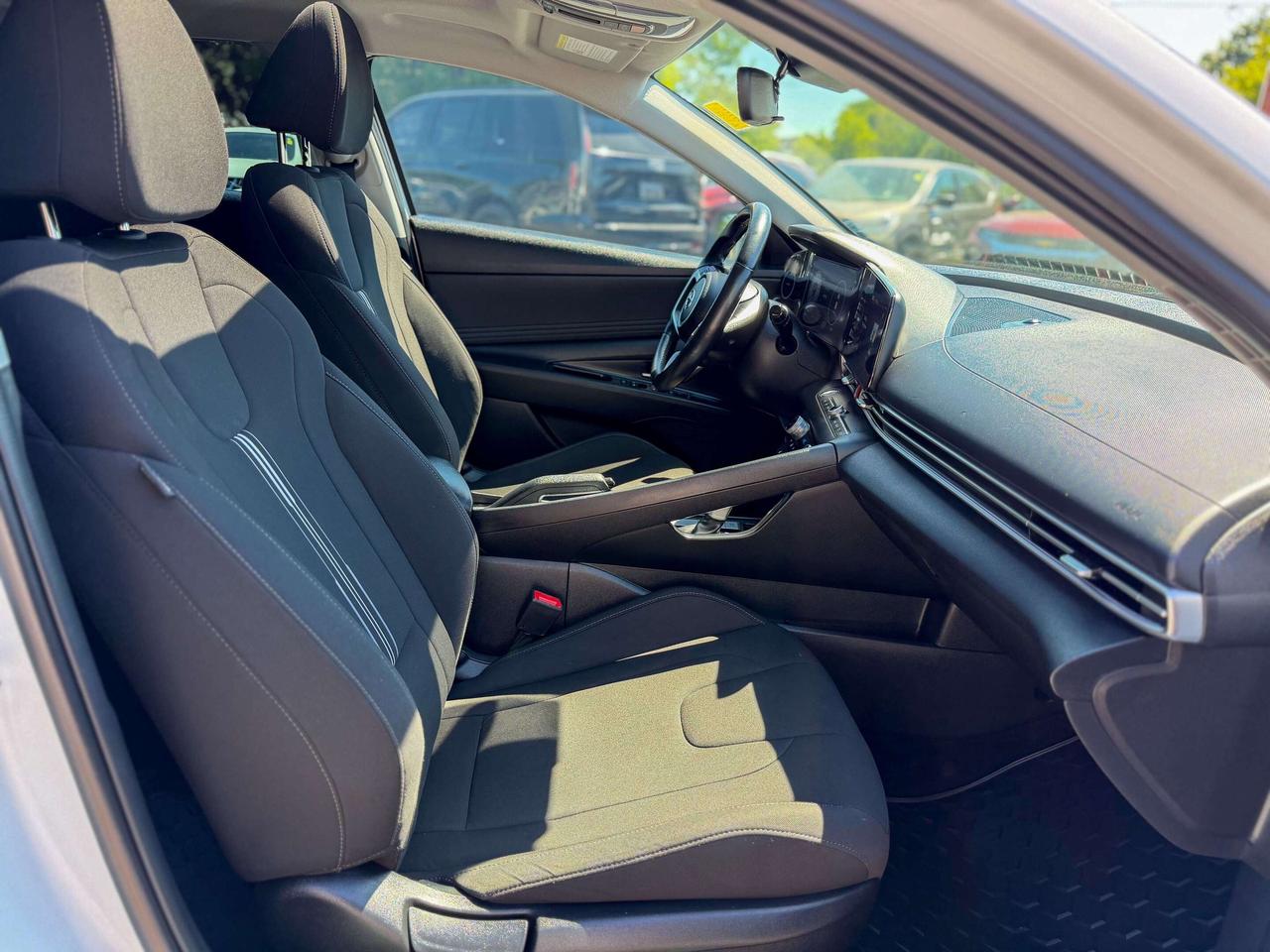 2023 Hyundai Elantra Preferred-Tech Pkg/NAVI/BSM/REMOTE/ROOF/CAMERA/2L Photo