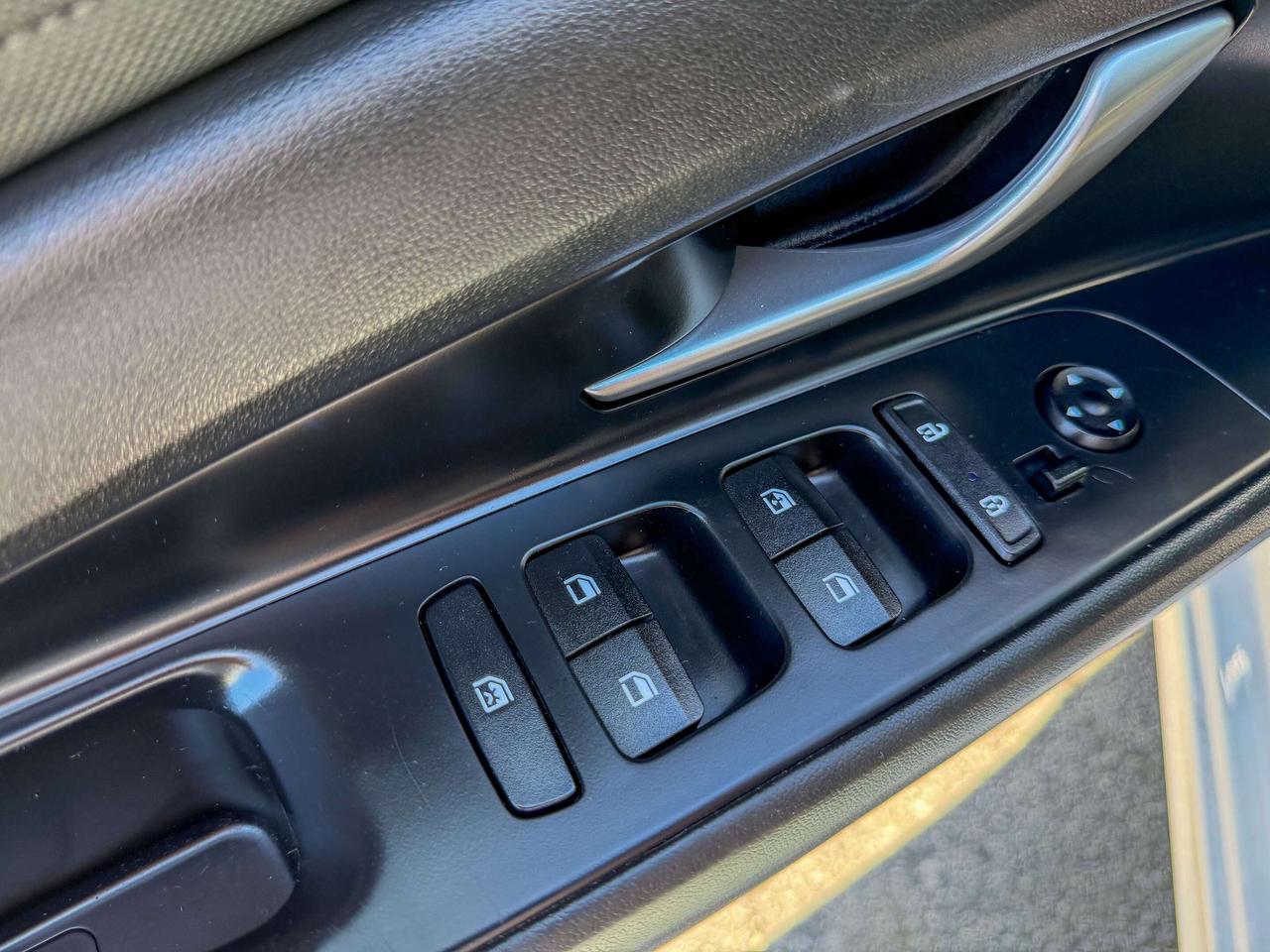 2023 Hyundai Elantra Preferred-Tech Pkg/NAVI/BSM/REMOTE/ROOF/CAMERA/2L Photo