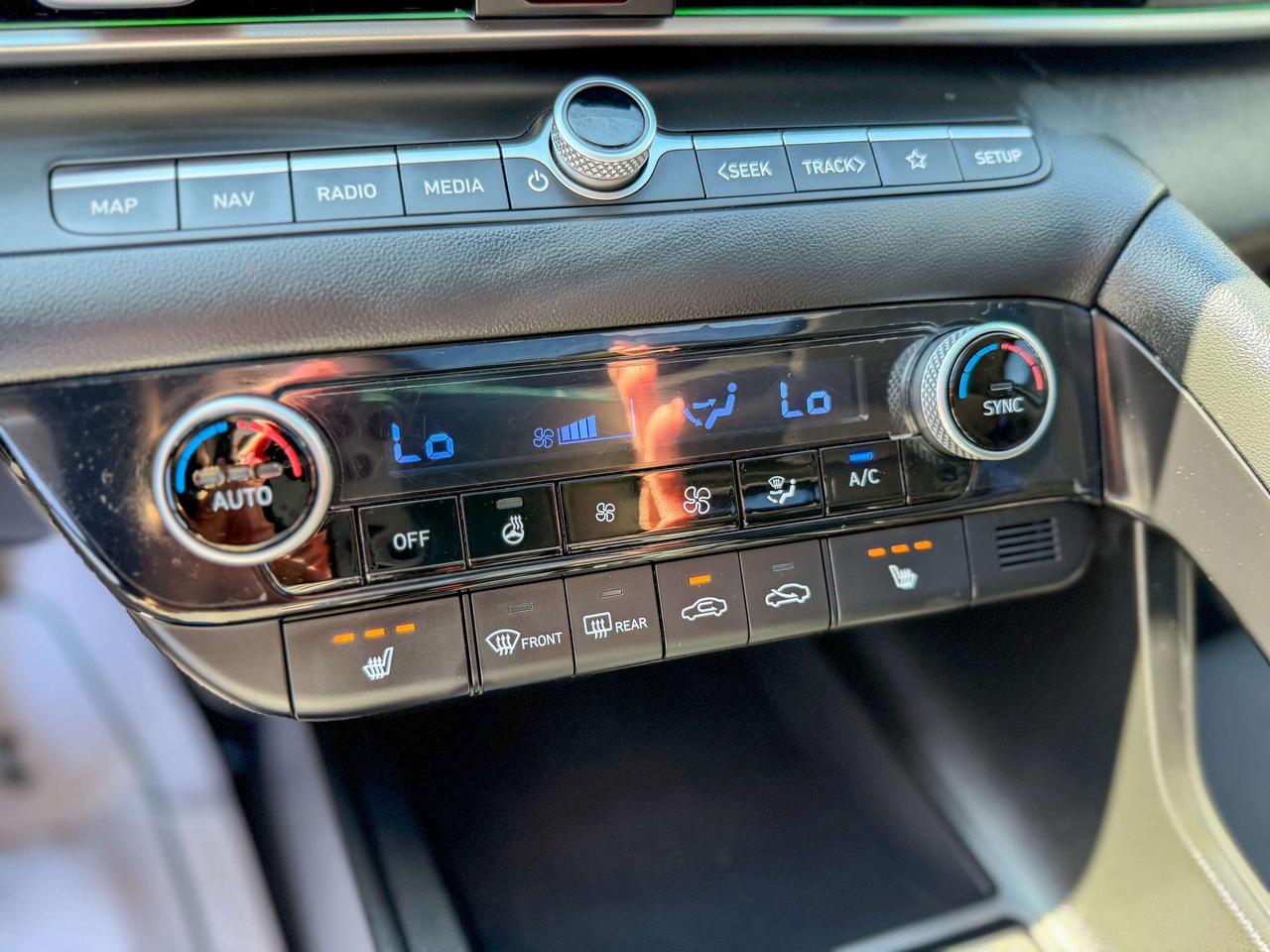 2023 Hyundai Elantra Preferred-Tech Pkg/NAVI/BSM/REMOTE/ROOF/CAMERA/2L Photo