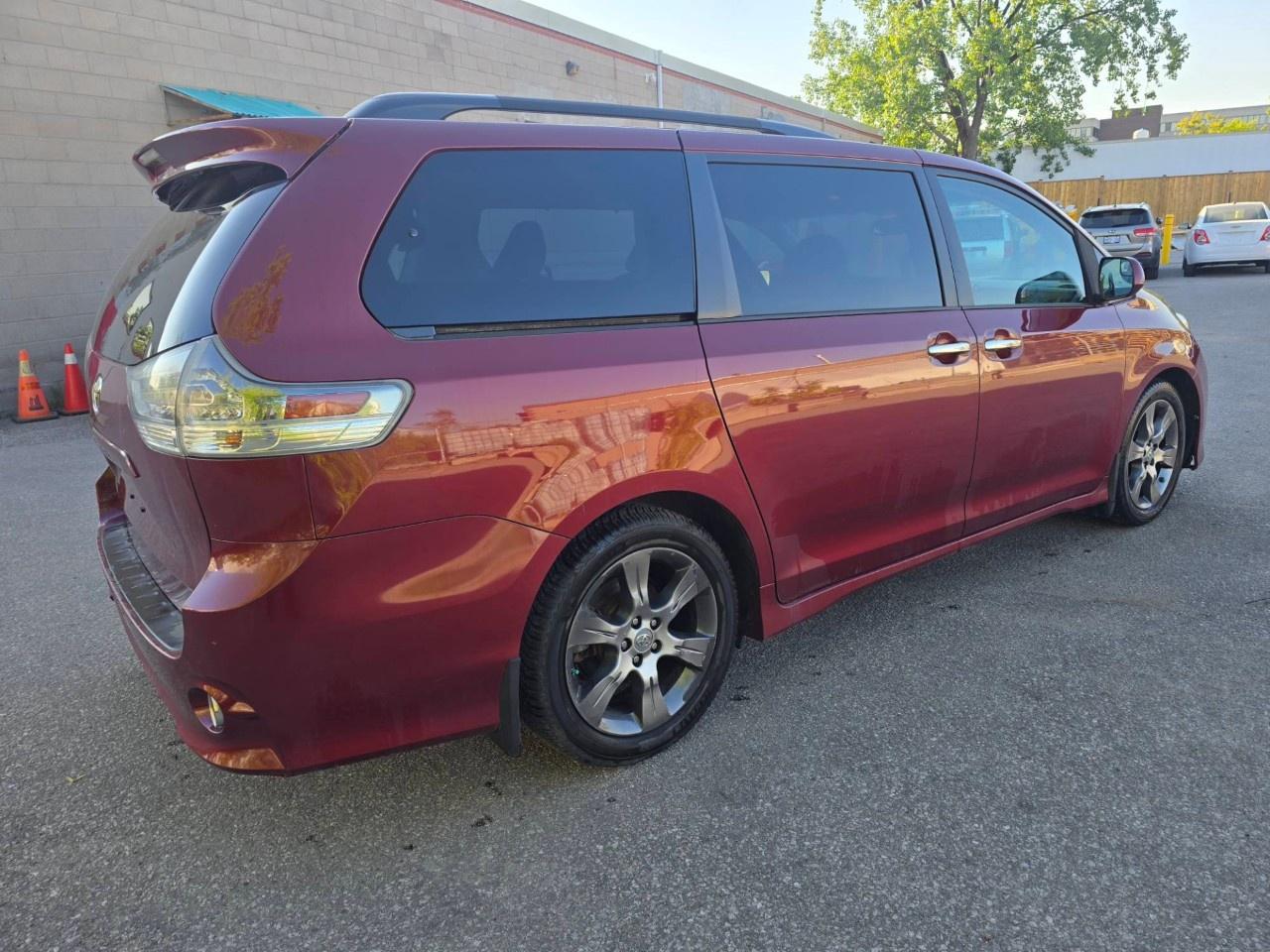 2015 Toyota Sienna 5DR SE 8-PASS FWD Photo