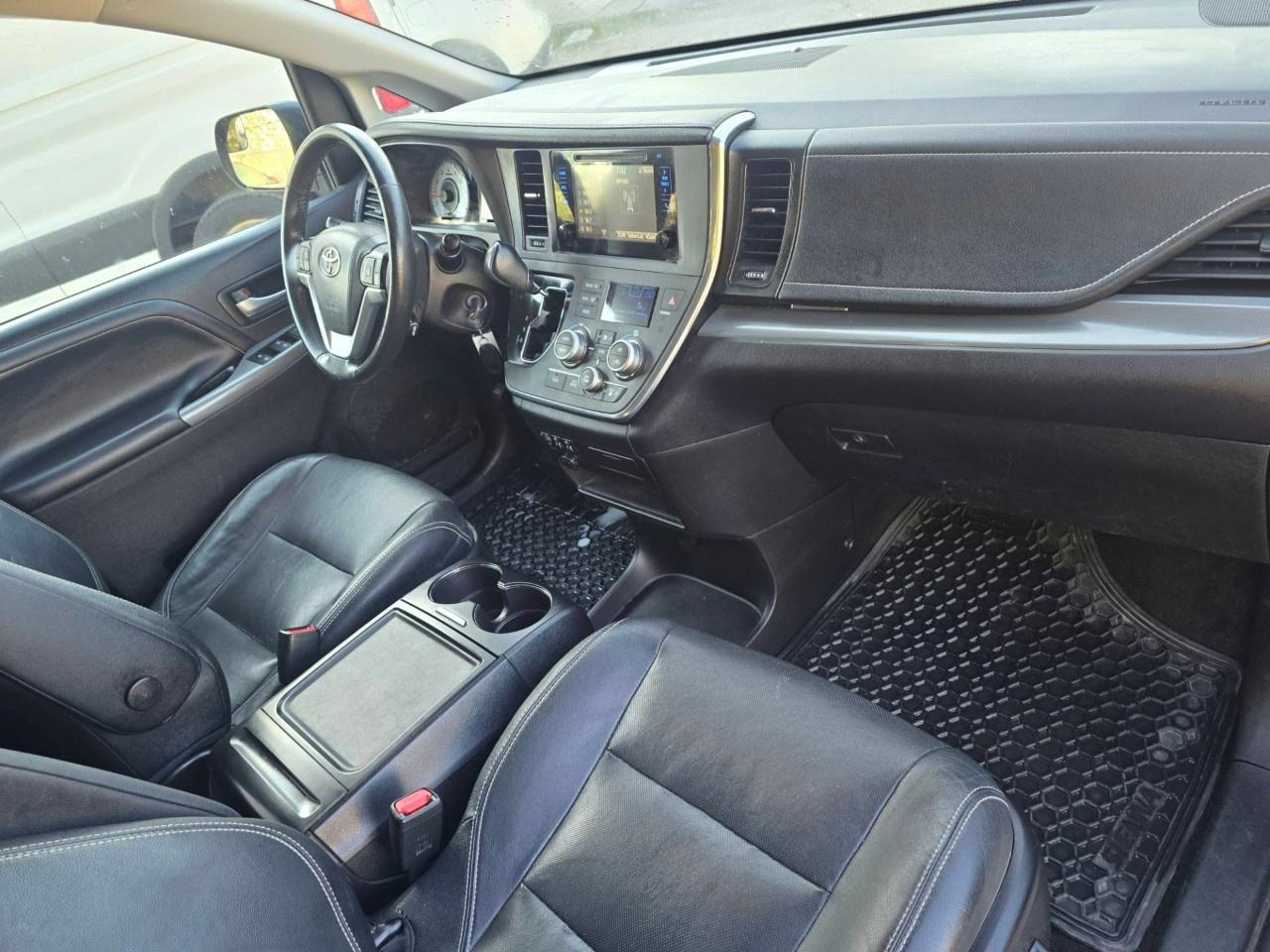 2015 Toyota Sienna 5DR SE 8-PASS FWD Photo