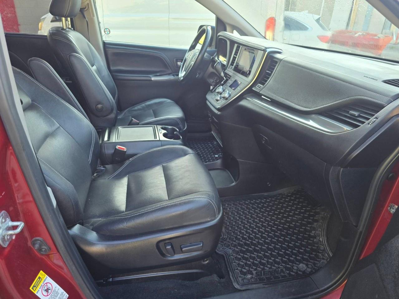 2015 Toyota Sienna 5DR SE 8-PASS FWD Photo